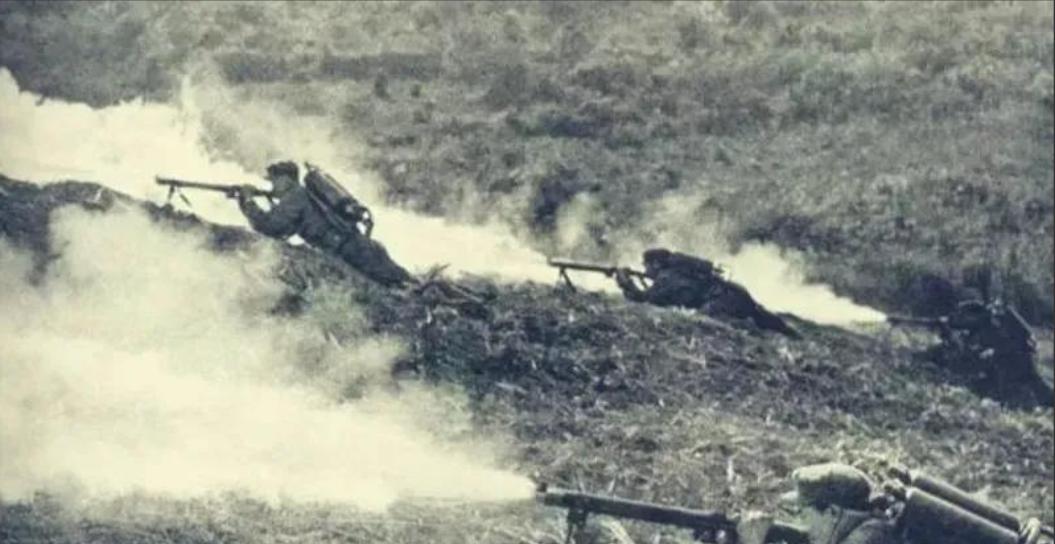 “连长，让我上，看我把他们烧成灰！”1979年春的中越边境，炮火撕裂了清晨的寂静