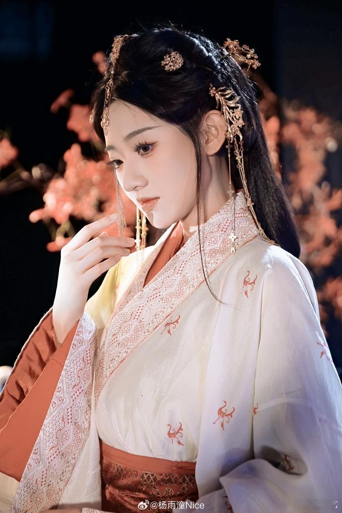 杨雨潼白鹤盘发造型 救命，杨雨潼的白鹤盘发造型直接美到我心巴，羽毛点缀超灵动，白