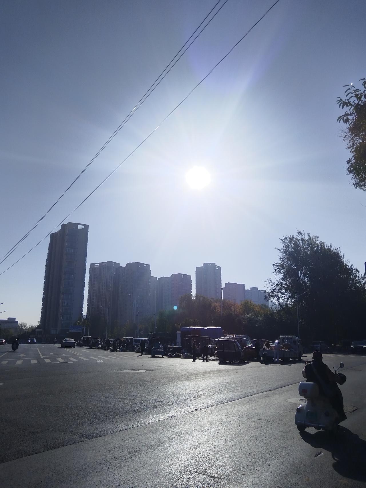 今天是从8月底开始连阴天之后，最好的一个天气
今天中午温度会达到20多度
明天天