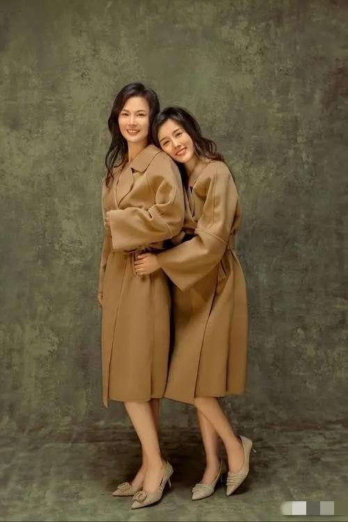 测测你的眼力，这是一张妈妈跟女儿的合影，凭你直觉看，哪个是女儿？