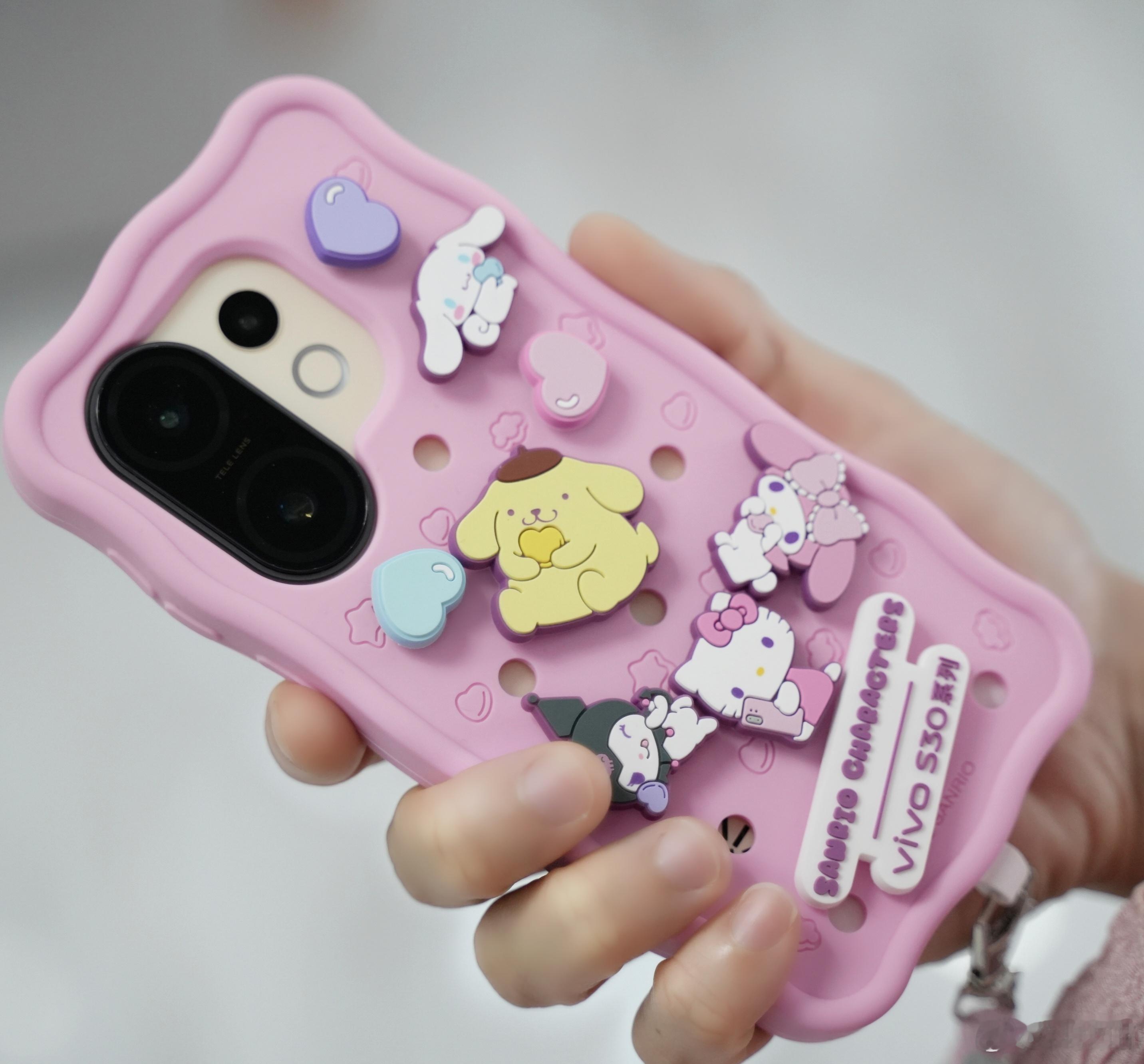 vivo S30 Pro mini的三丽欧礼盒，纪念有个定制设计的手机壳，搭配主