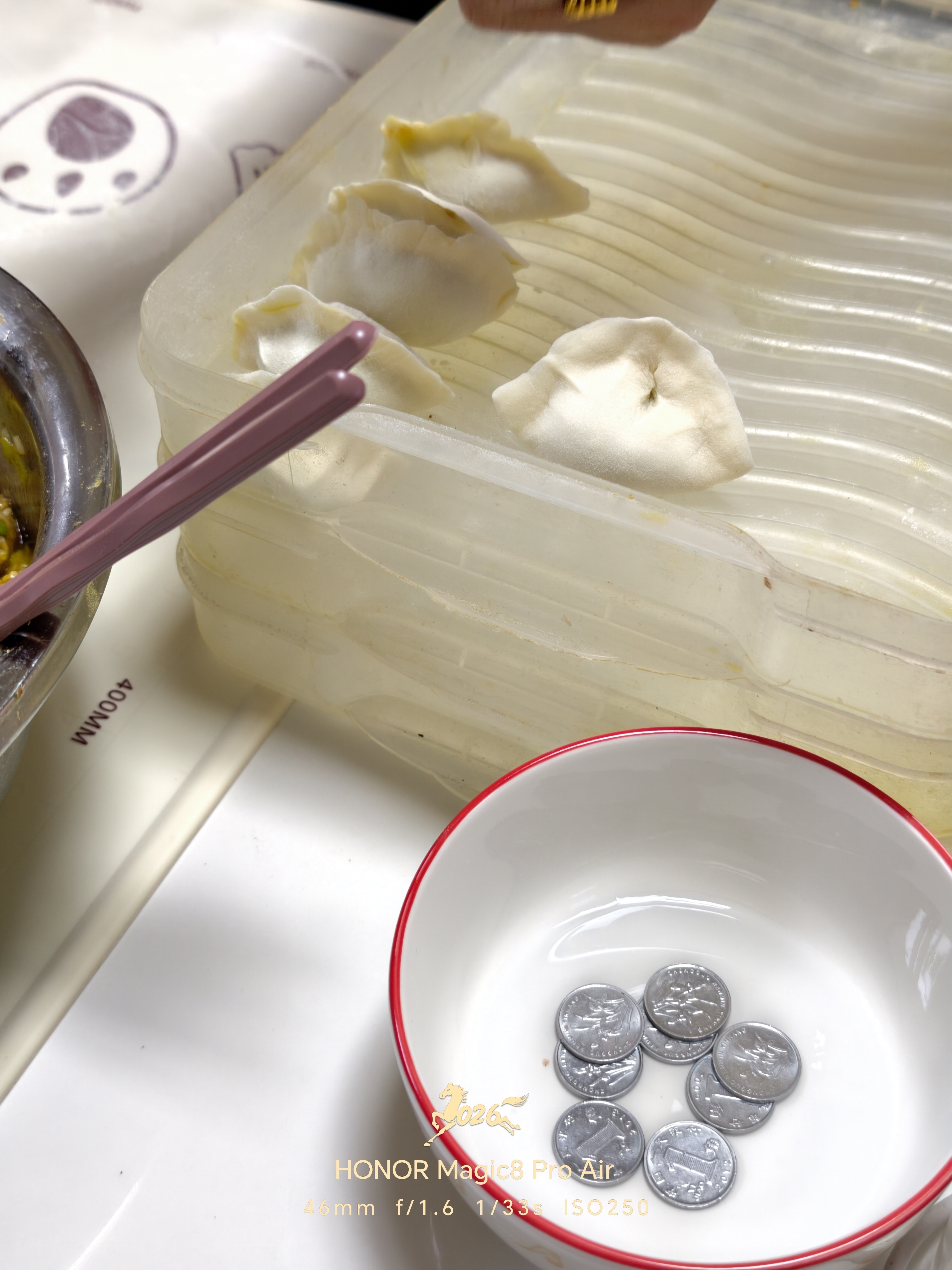 大家过年好每年春节，东北流行吃饺子咬财，今天吃到两个带钱的，开心