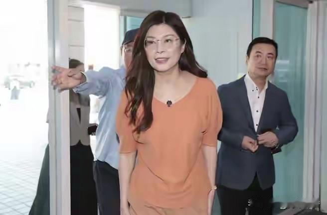 就在刚刚
郑丽文正式宣布

2025年11月1日，国民党全代会开场，郑丽文接任党