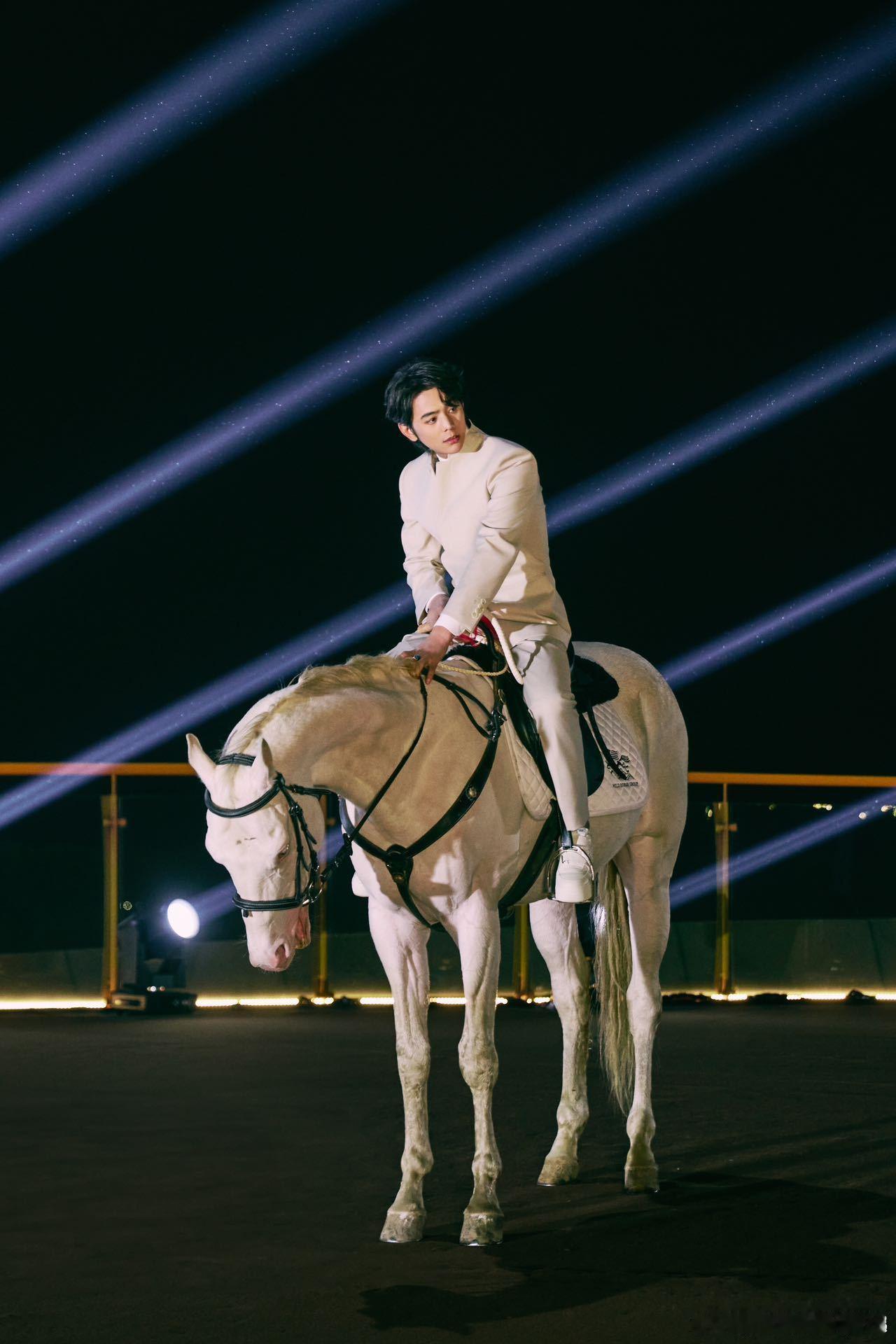 丁真把马骑到春晚上了 丁真把马骑上春晚，就像带着家乡的灵魂来到了全国观众面前。那