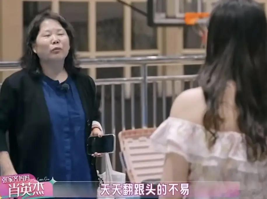 张妈妈站在十米跳台上那句我不知道有这么高，让人瞬间破防。她一直自以为在关心女儿张
