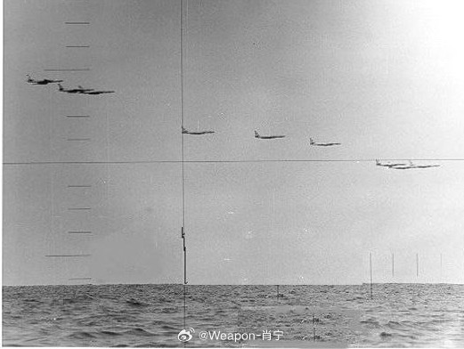 照片中的历史[超话] 1972年，太平洋，透过美国海军SSN-612核潜艇“护鱼