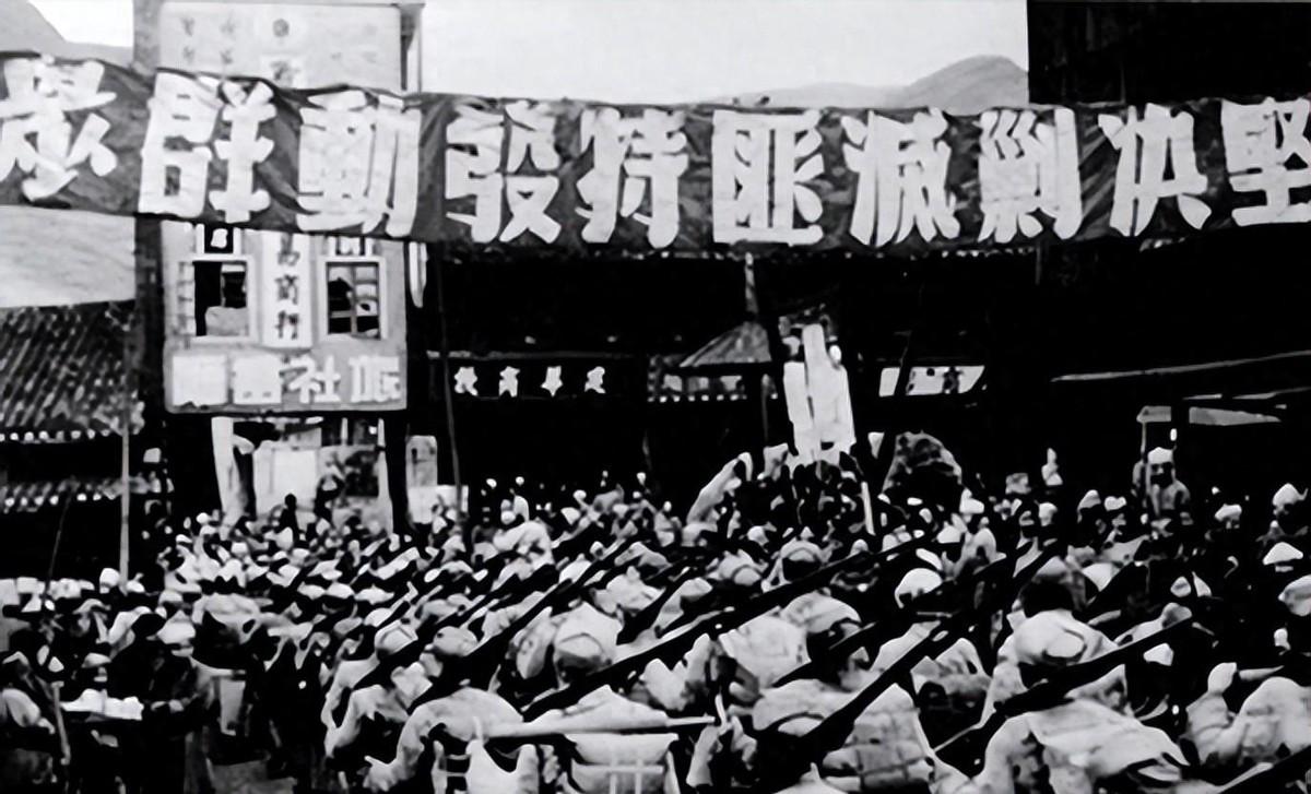 1950年解放军剿匪过程中俘获一名副营长身份成疑，贺龙为何坚决要求处决？
195