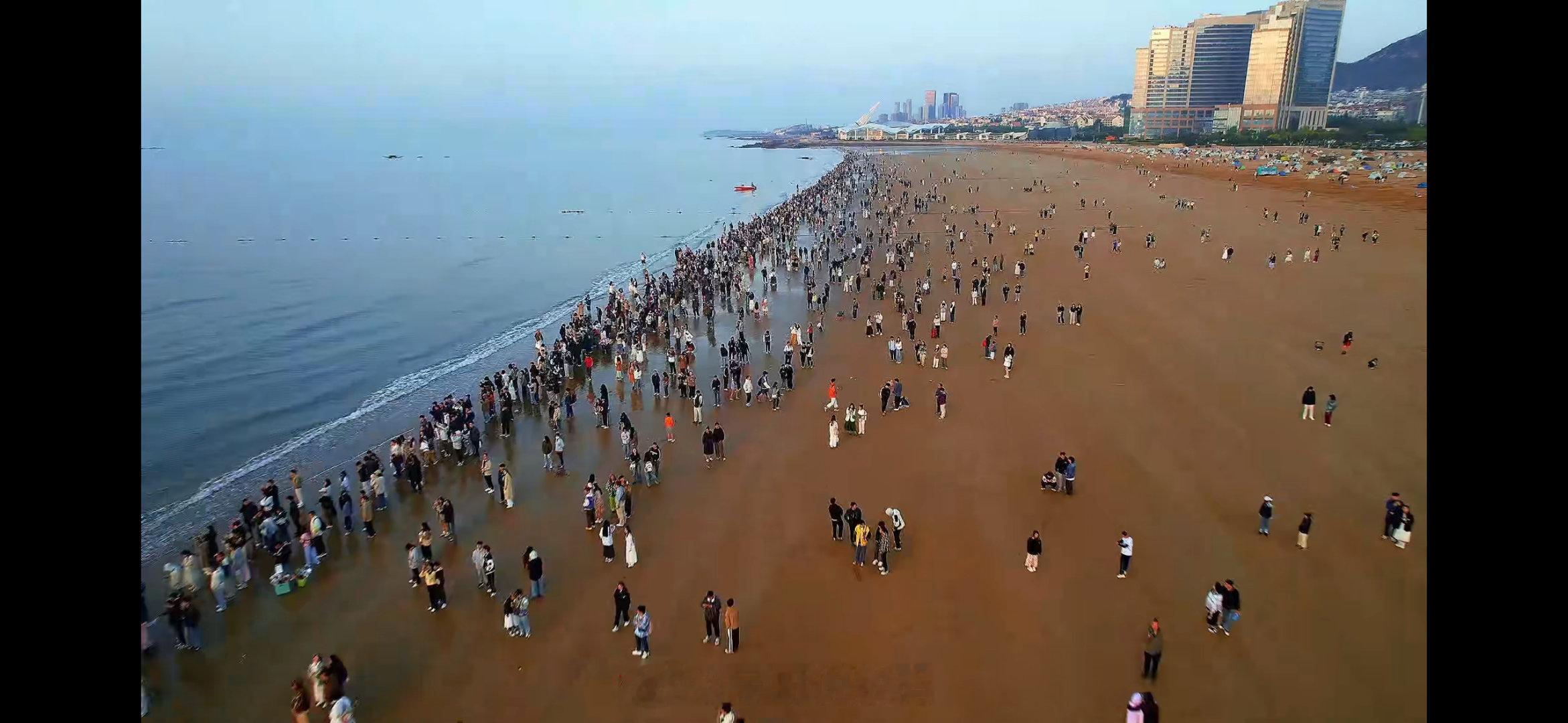#青岛海边万人见证浪漫日出# 海边配日出，浪漫又唯美，人活的就是那么几个时刻，这
