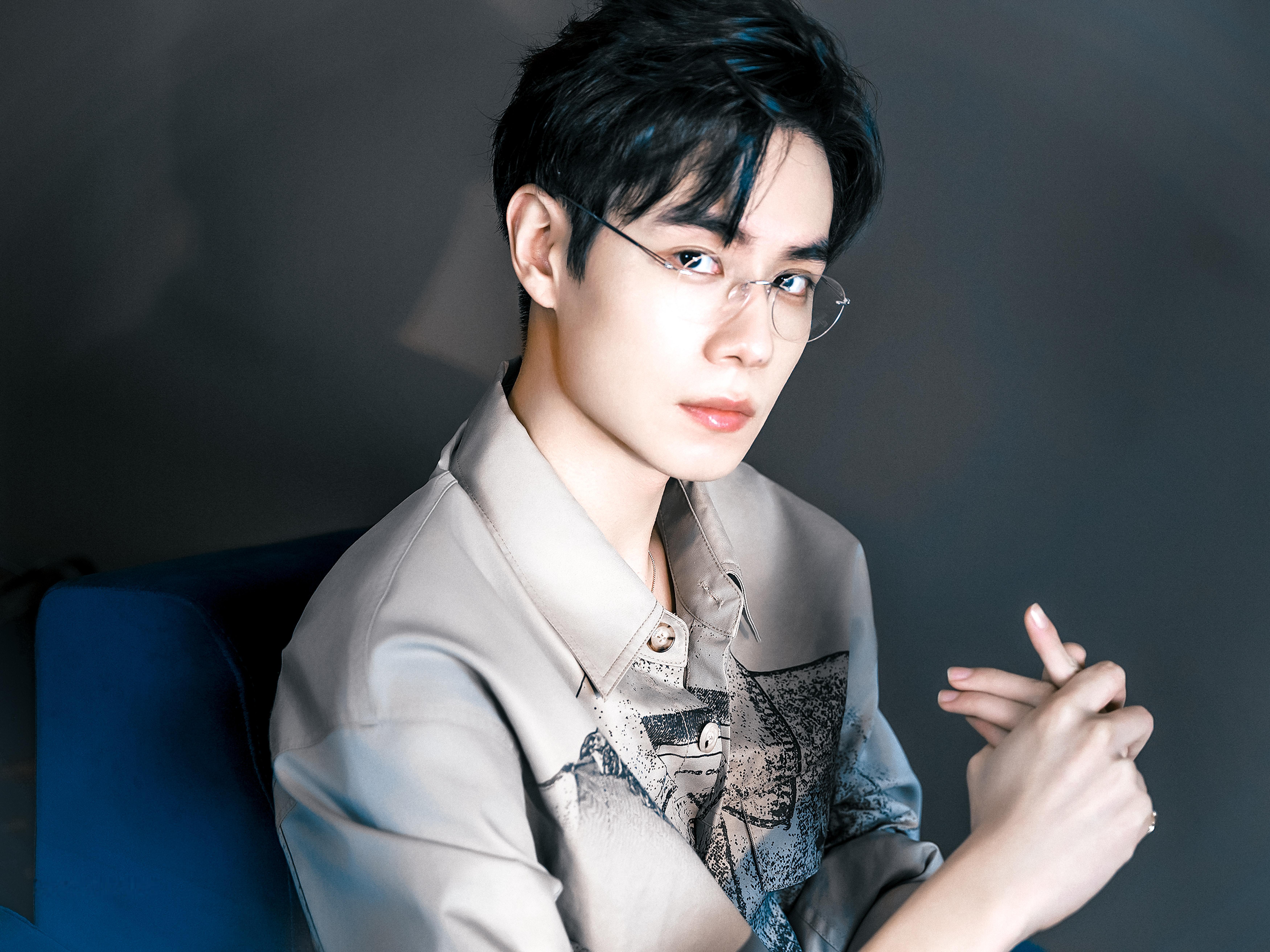 每当夜幕降临，我总会想起你的笑容，它如同夜空中最亮的星，照亮我前行的道路。