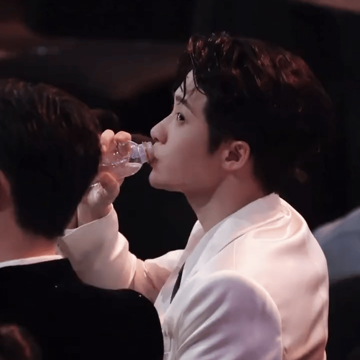 怎么喝个水也这么可爱😣😣😣看出来孩子是真渴了，一下喝了半瓶 