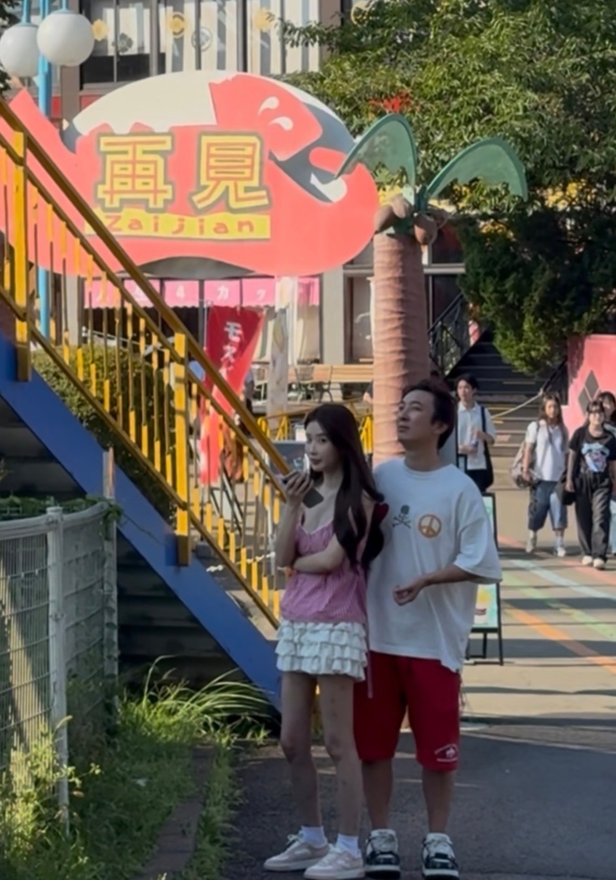 懒懒昨天刚发了和撕葱的接吻照，宣示自己还是撕葱的正牌女友，结果今天撕葱就被网友偶