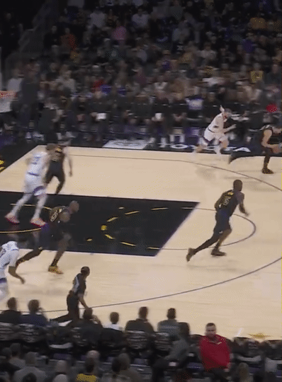 前天的比赛，东契奇在抢断下快攻冲刺至三分线，停下瞬间完成投篮，却被裁判吹了走步。