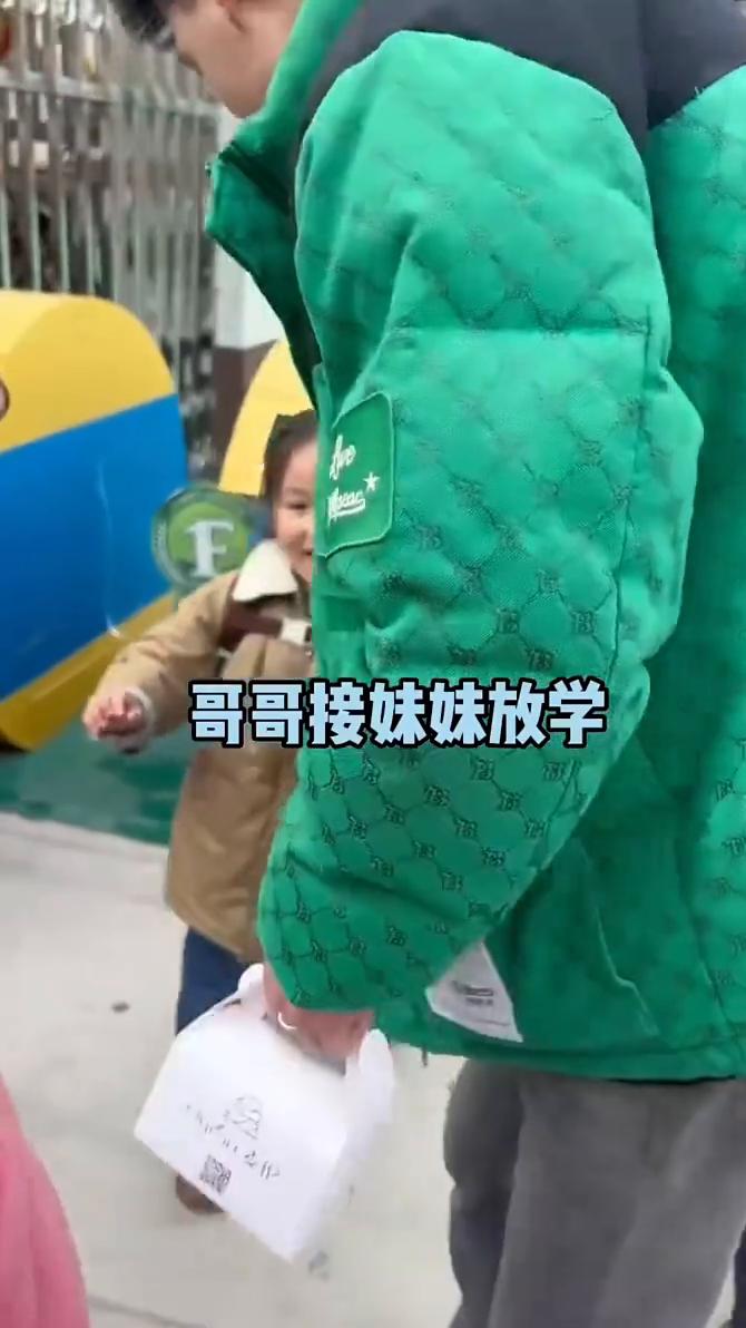 哥哥接妹妹放学，记录一下美好的场景。