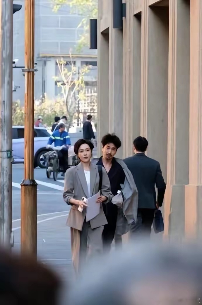 好凌乱潦草的男主，好像乞丐装 