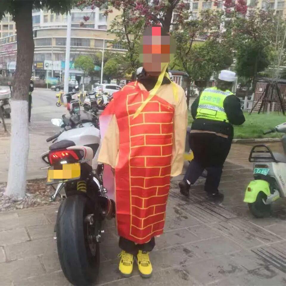 在大理街头，“唐僧”骑摩托被交警拦下，这事儿着实有趣。你能想象，一个身着唐僧服饰
