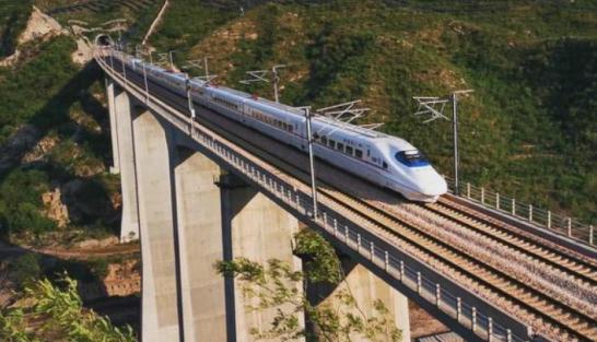 “中国高铁就快被粪便淹没了！”2023年，香港评论家史蒂芬•陈声称，中国高铁“粪