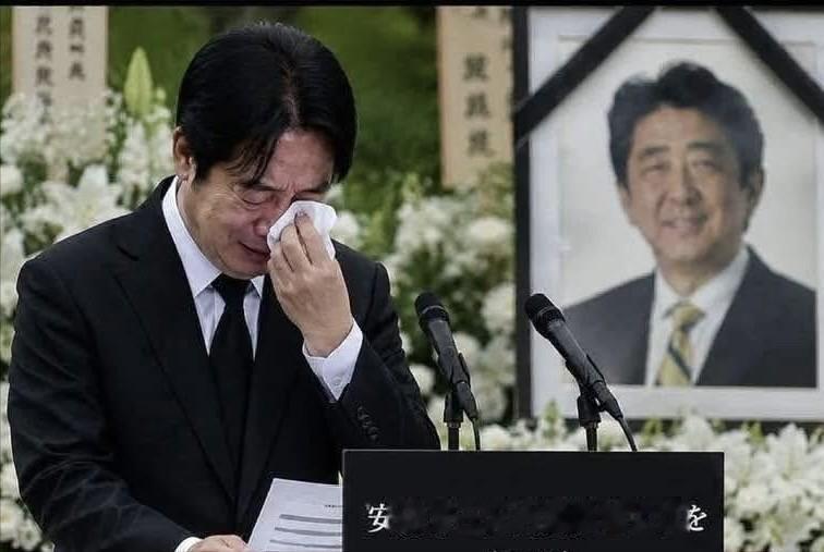 且看赖清德的表演。
今年是日本前首相安倍遇刺四周年，赖清德则是全程用日语悼念，赖