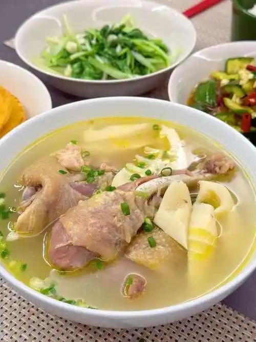 大冶四斗粮鸡汤，那可是一绝！这鸡汤的鸡选自大冶四斗粮村，当地生态环境好，鸡都是散