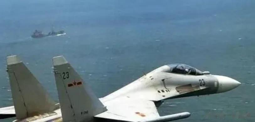 美国无视警告硬闯领海，飞行员当头浇下1吨燃油，美军吓得落荒而逃！

俄罗斯“战斗