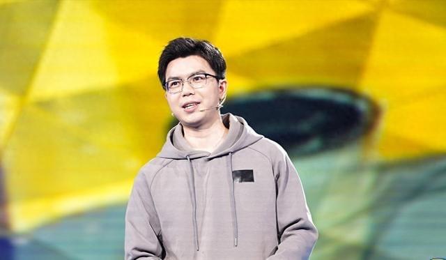智元GO-1助力产业升级智元机器人发布的GO-1大模型，以其强大的学习能力和适应