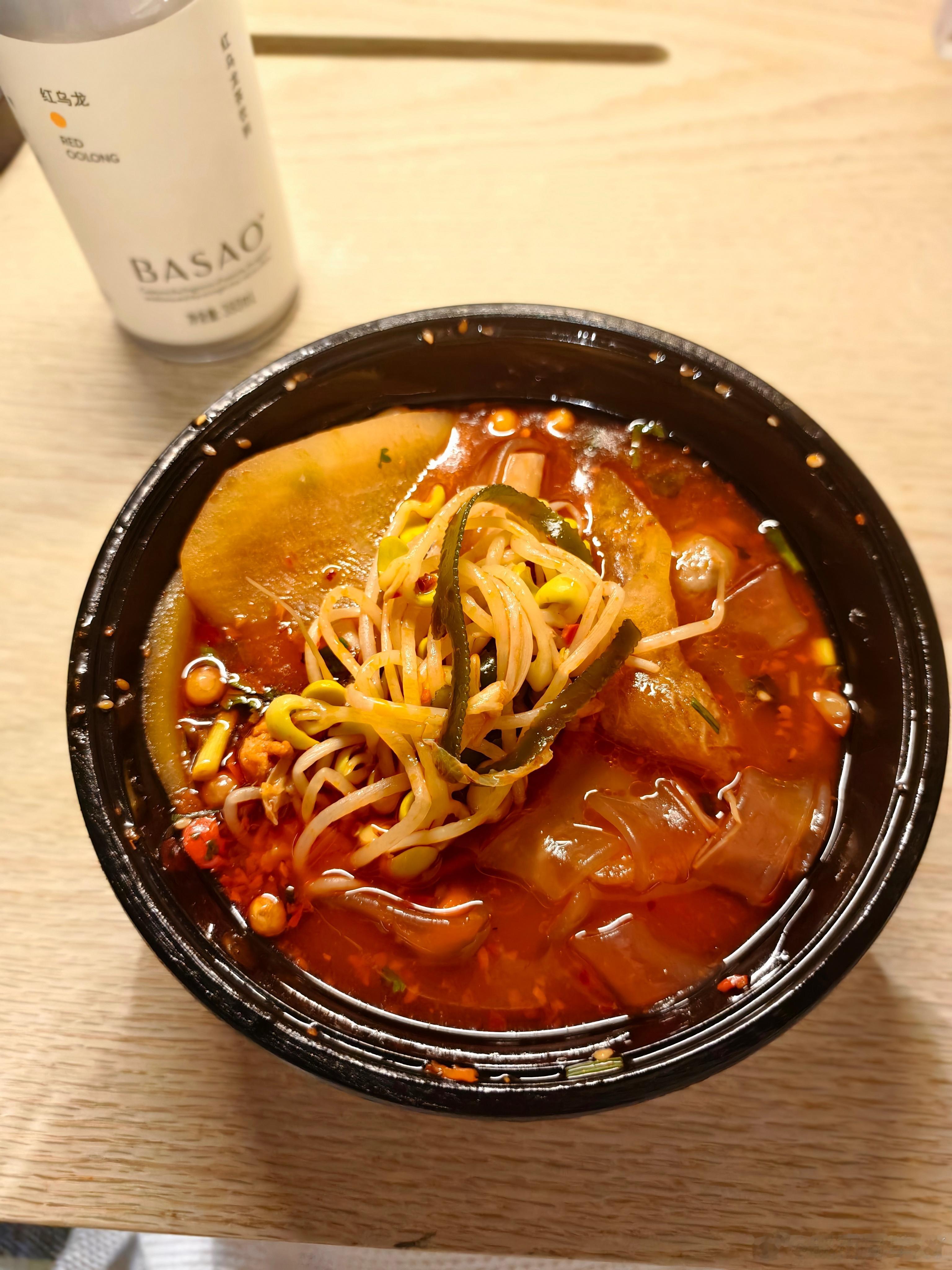 前天在重庆点的麻辣烫外卖，说实话真的不咋香…今天飞上海抱着试试的心态点了份“重庆