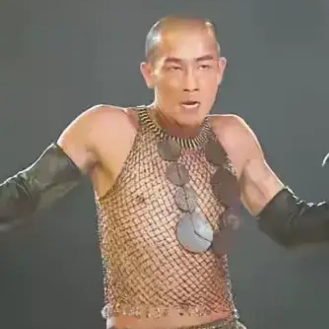 陈小春的体面已经没有了，59岁的他还在舞台上拼命唱跳，这对于他来说已经是很大的一