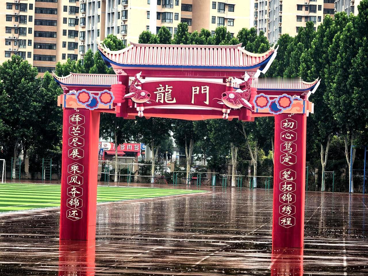 成绩一出，家长群像油锅沸腾。
3日，洛阳中考放榜时，二外高中在第一志愿且省批次、