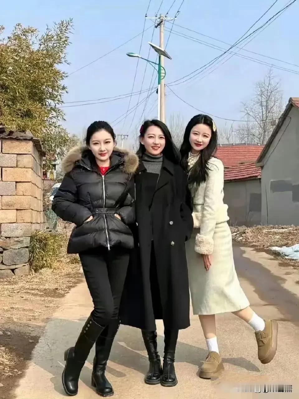 俺村的三朵金花你喜欢哪一个？
哎，这问题可真难！俺村的三朵金花，个个都是好苗子，