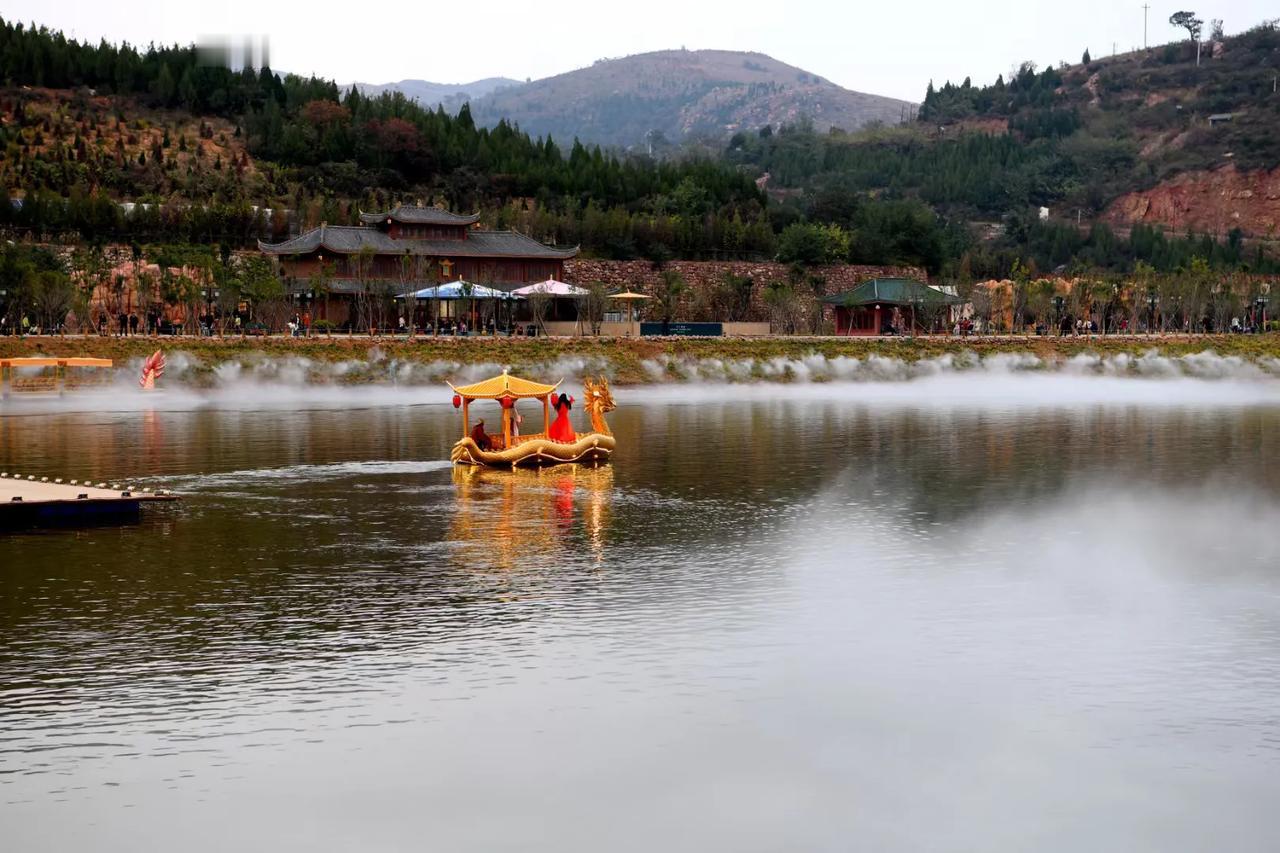 伏羲山水城，美轮美奂穿梭在灯光秀之中，仿佛在梦幻世界，一切都是那样的空灵美好。