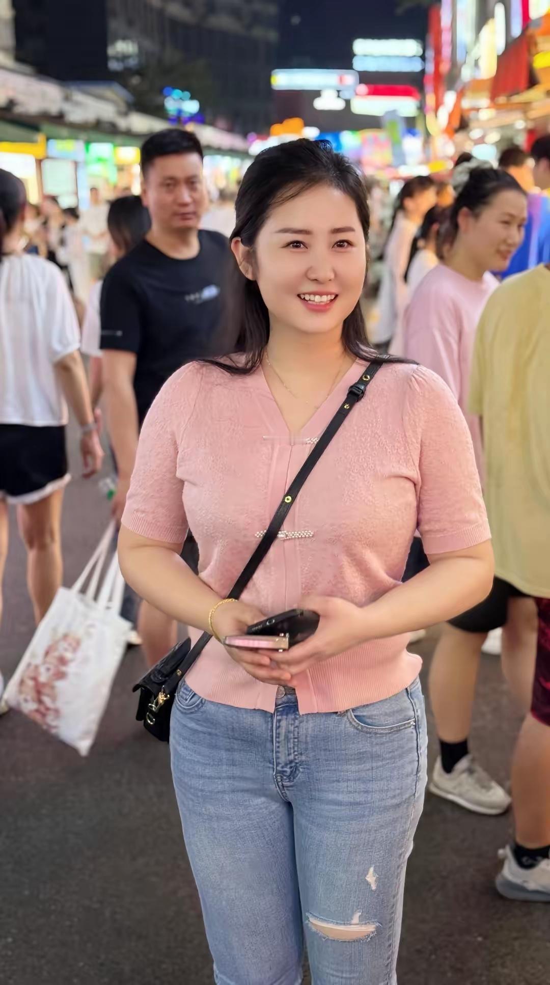 发现了吗？
大多数男人，
喜欢女人皮肤白嫩，
长头发，
大眼睛，
特别爱笑，
笑