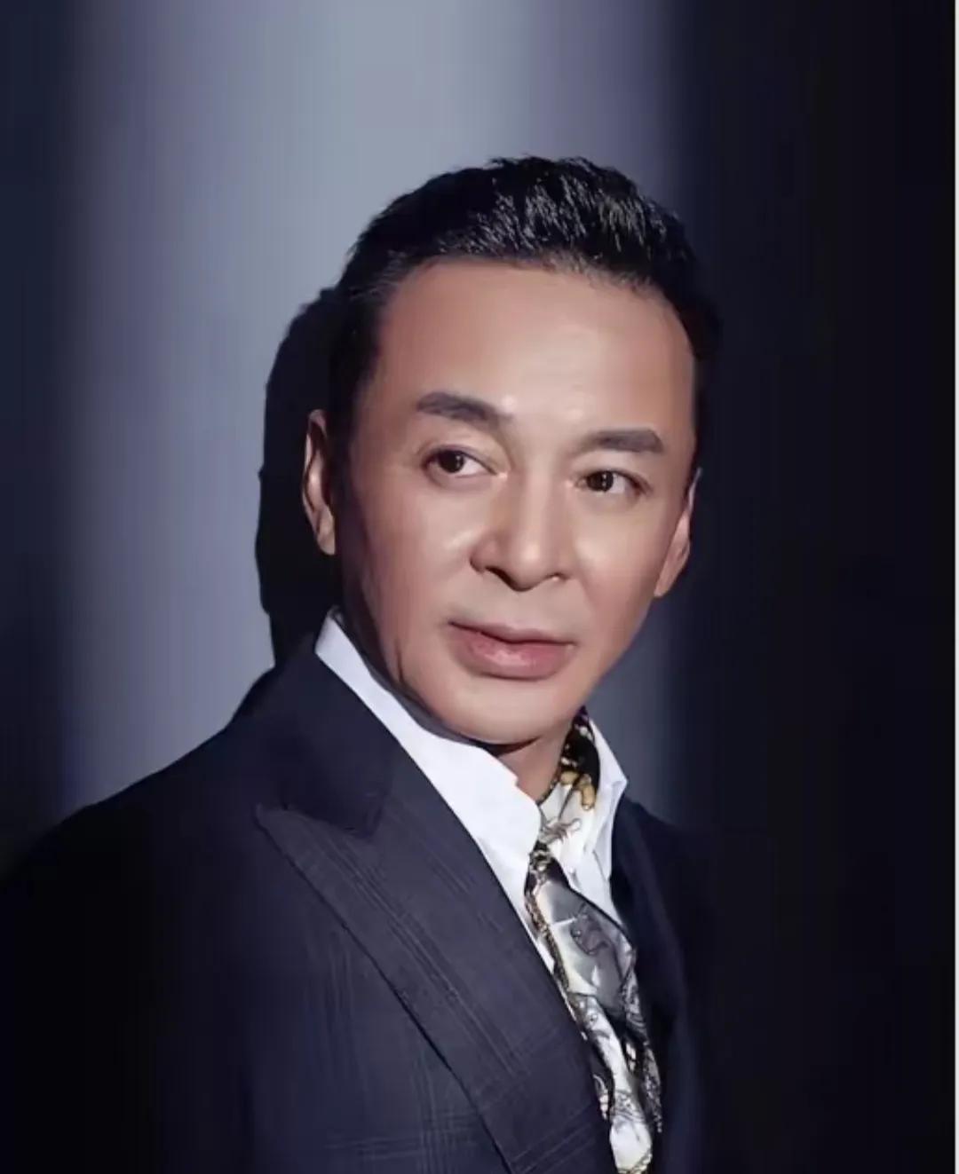 石文忠陕西省西安人。梦想自己成为演员、明星。在建筑工地上扛过水泥。后来来到北京，
