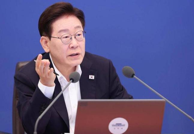 这几年美欧几个大国在满世界拱火，背后却有个国家在疯狂数钱。谁能想到，平时不起眼的