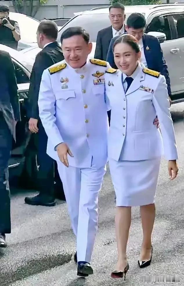 这张照片很温馨，这是泰国前总理护送现任女总理参加就职典礼的情景，也是一个父亲护送