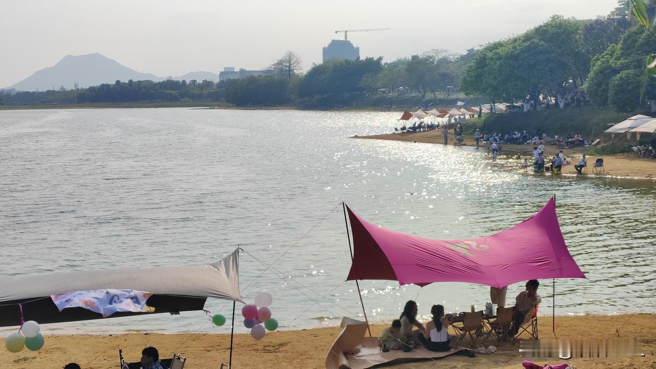 春日生活，湖边漫步。
露营、烧烤，
草地骑马、湖边玩水，
骑行、亲子，
各自游玩