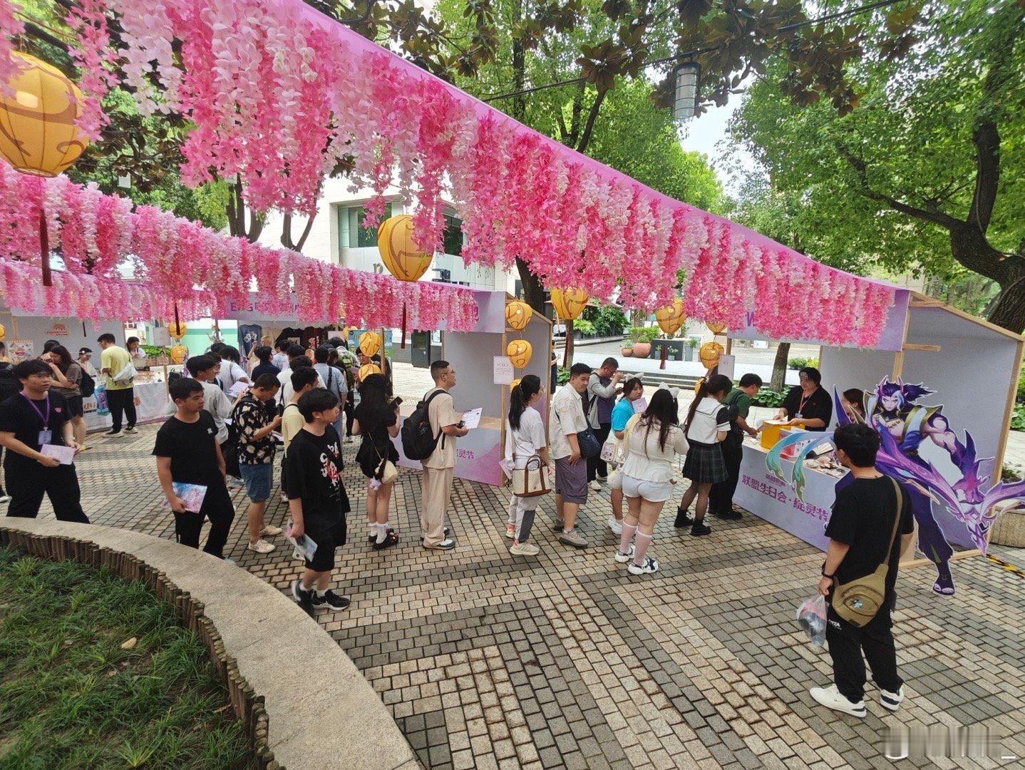 LOL首次开放同人谷子售卖同人女们，这福气你敢信？！官方居然专门开了同人市集给太
