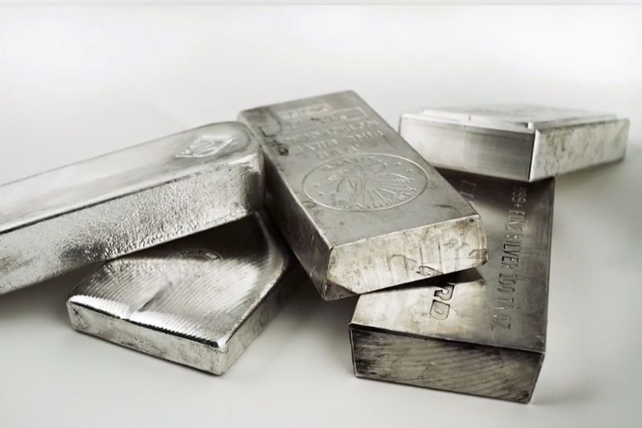 【#白银一度回落近50%原因#】国际黄金、白银价格5日大幅下跌。白银现货、期货盘