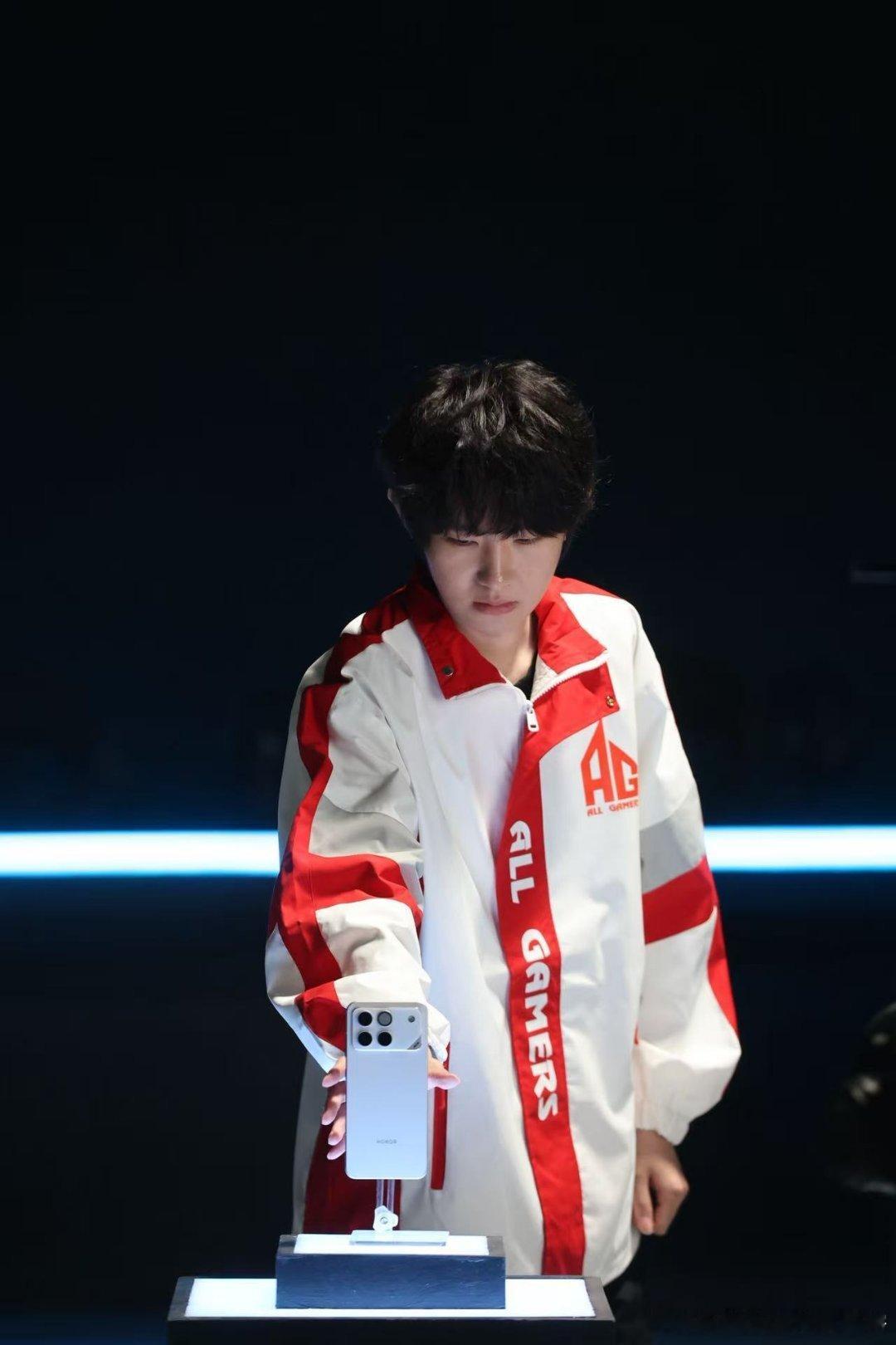 一诺24岁了荣耀给一诺庆生在发布会现场布置了很多彩蛋，期待发布会到来 