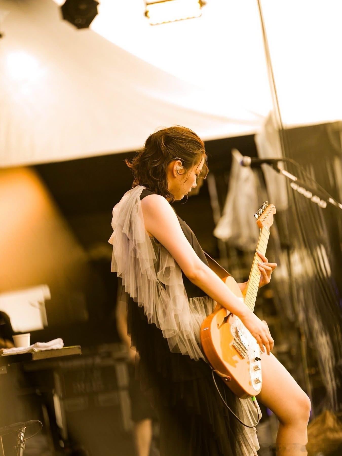 能年玲奈在今年的Summer Sonic上表演的照片 