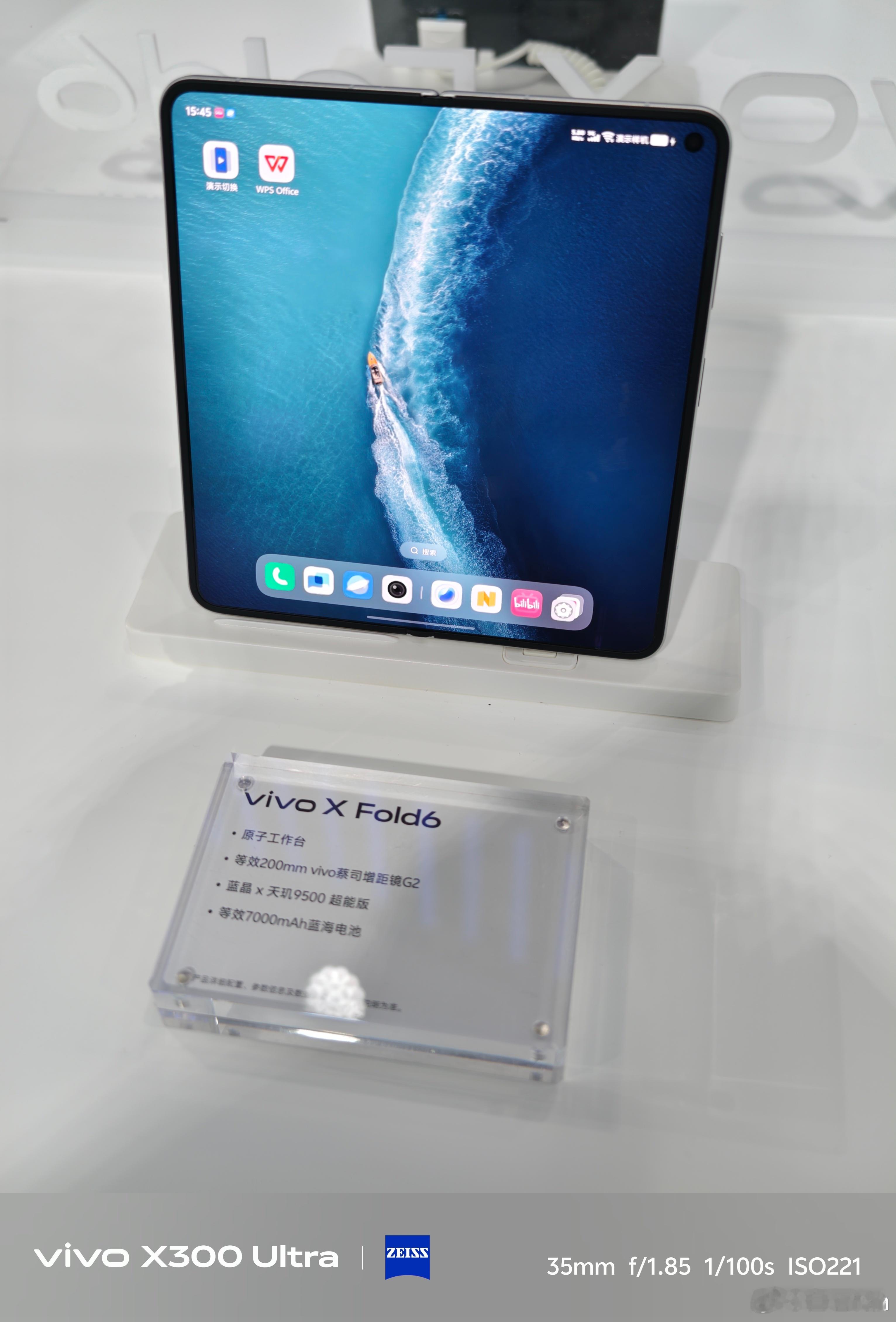 MWC的vivo展台，最受关注的就是新一代折叠屏X Fold6，一台能上增距镜的