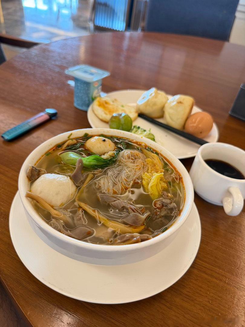 刚坐下，发现隔壁桌边吃早边看股，昨天也是，搞一级市场的现在也买二级市场朋友们，我