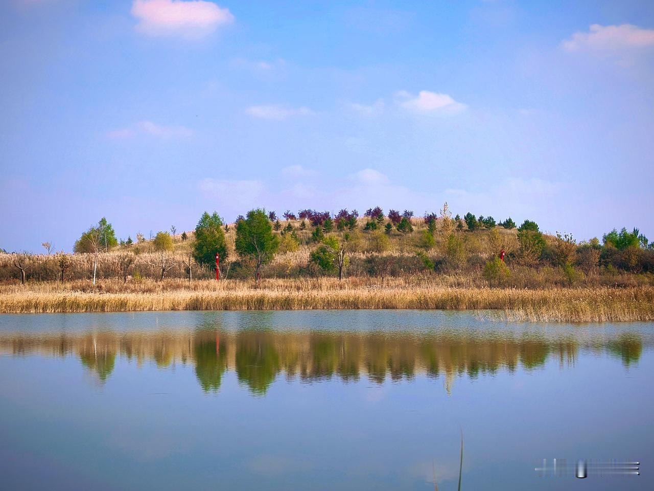 肇岳山记
魅人风景肇岳山，
金黄掩翠映蓝天。
一泓净水藏日月，
请续句……
（迷