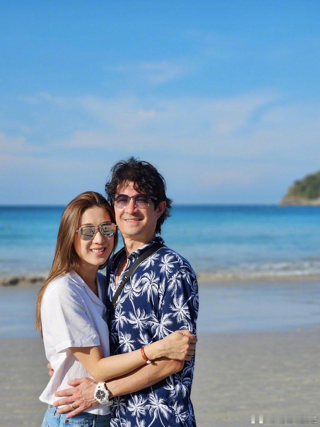 钟嘉欣先追的老公钟嘉欣老公是姐姐介绍的 据港媒，近日在节目中分享最初是姐姐介绍老