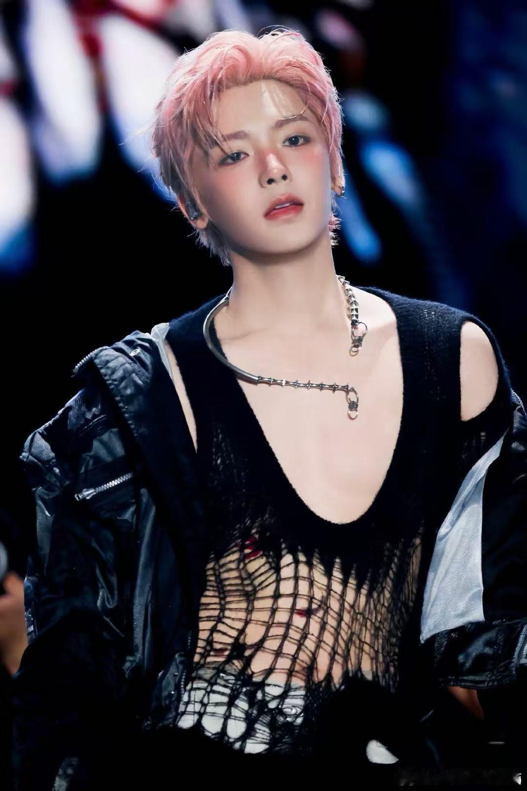 侯明昊的唱功侯明昊唱爱错有150万赞 之前只知道他演戏不错，听完爱错才发现唱功这