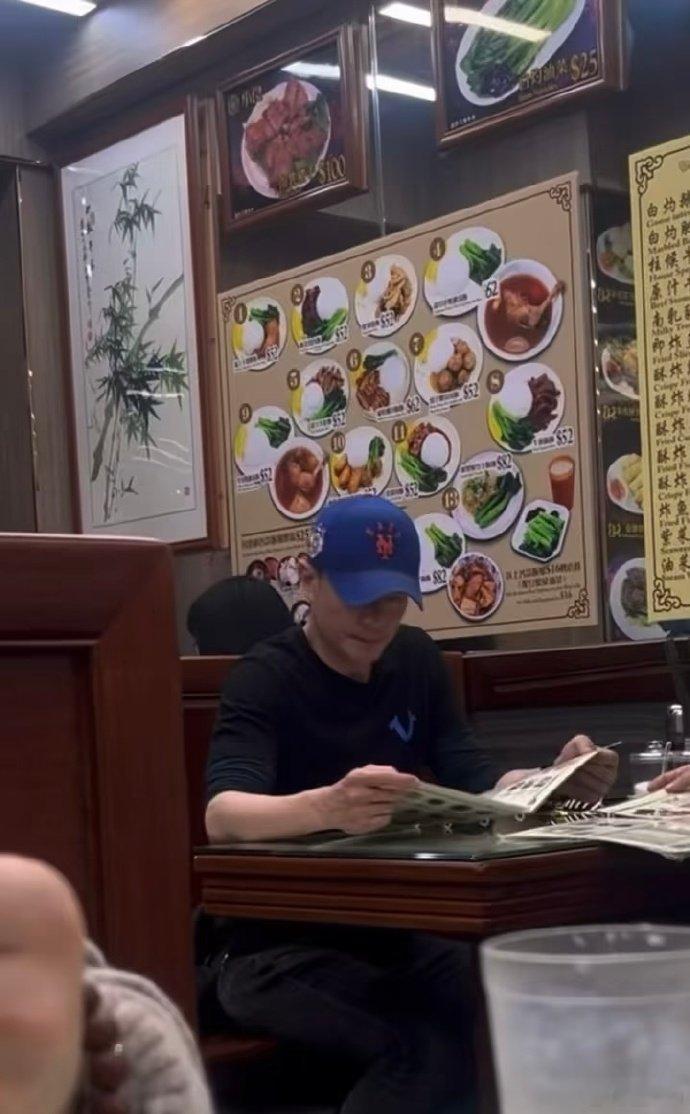 香港偶遇霍建华和朋友聚会 网友香港吃饭偶遇霍建华，他自己去玩吗 网友香港吃饭偶遇