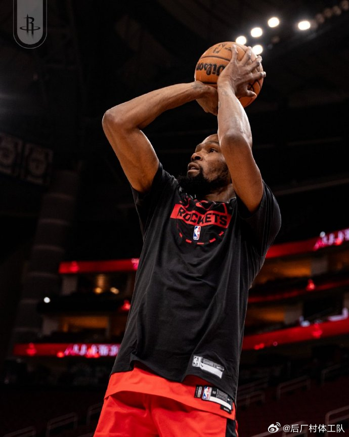 杜兰特隐身   杜兰特上半场状态有点低迷啊半场投篮7中1，三分球3中1，仅拿到3