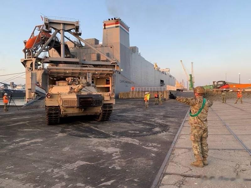 美国国防部宣布，31 辆 M1A1/A2 艾布拉姆斯主战坦克刚刚抵达德国的 Gr