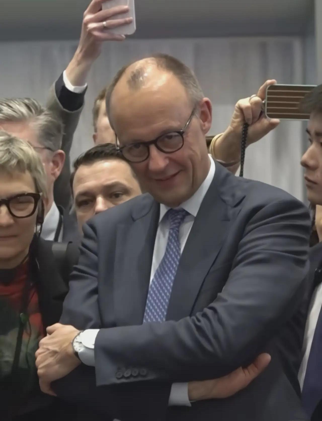 这确实不是一次普通的外交访问。当德国总理的专机从北京直抵杭州，航线本身已经宣告：