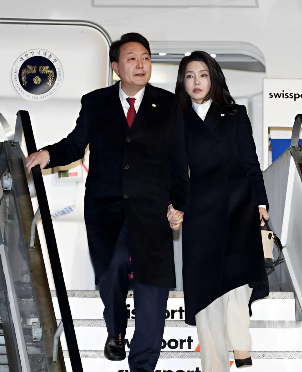 金建希出庭时念了句中国古诗？？？陈导附体了是吧，这能念句古诗真是有点意外了，不过