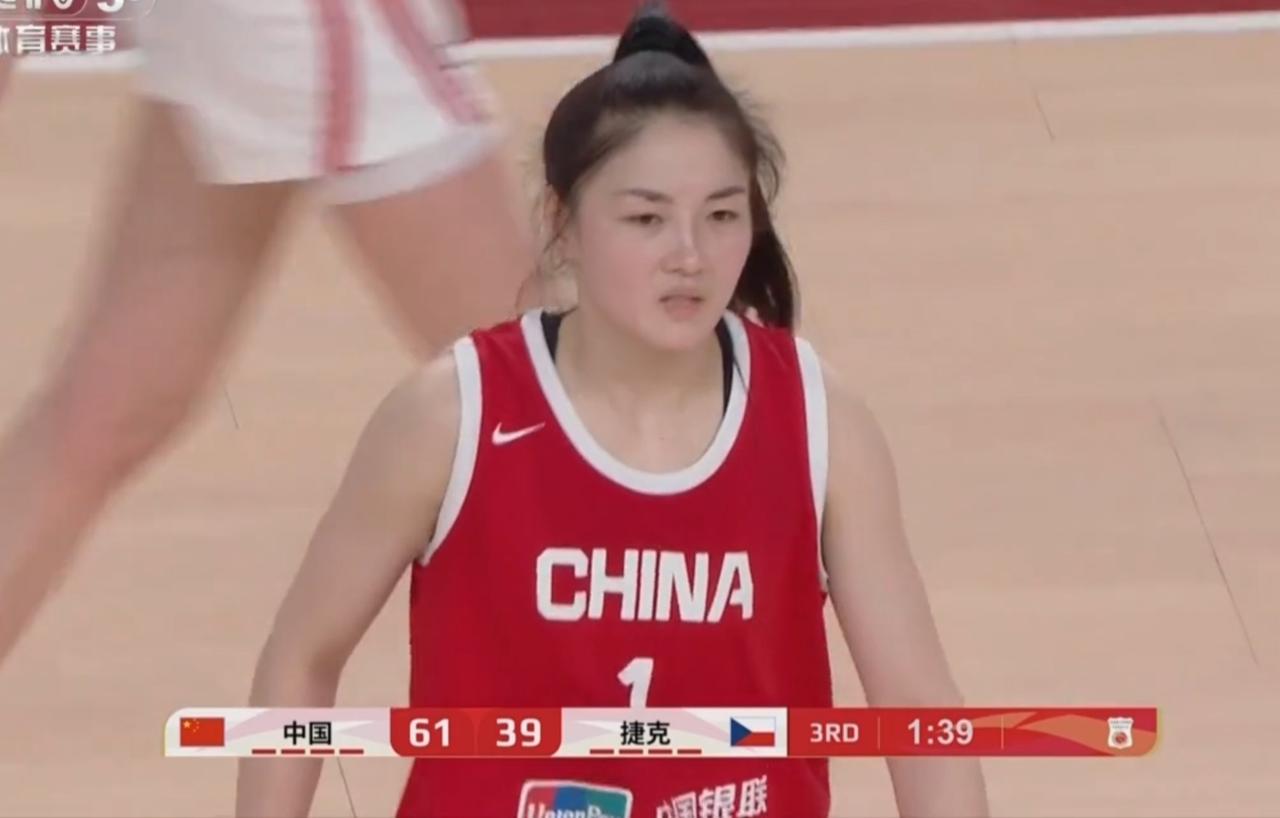女篮热身赛中国队85：51大比分战胜了捷克队。捷克实力一般，几乎没有内线进攻能力