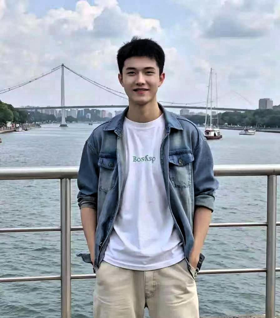 一29岁女孩无偿捐献骨髓，救了一名17岁白血病男孩。没想到，男孩康复后见到她，紧